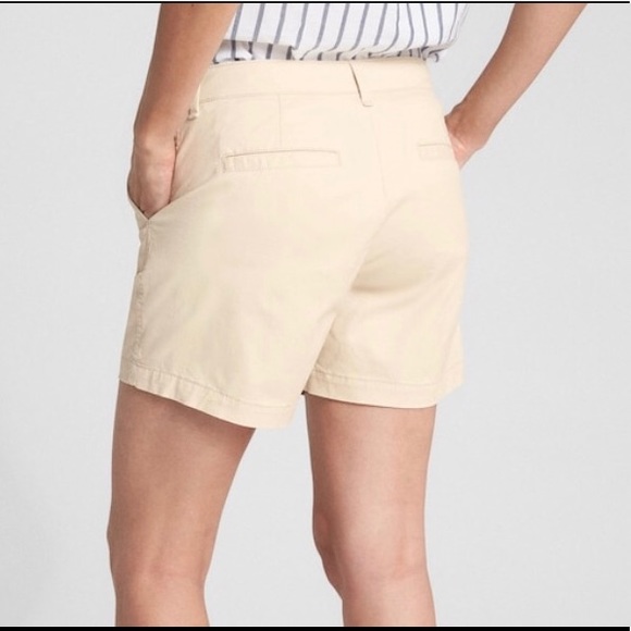 GAP 5" Khaki Shorts - Picture 3 of 4
